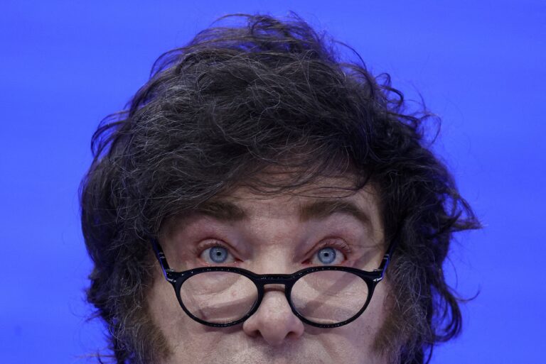 2025-07-26t154601z-612507204-rc2kfca5yc1r-rtrmadp-3-argentina-economy