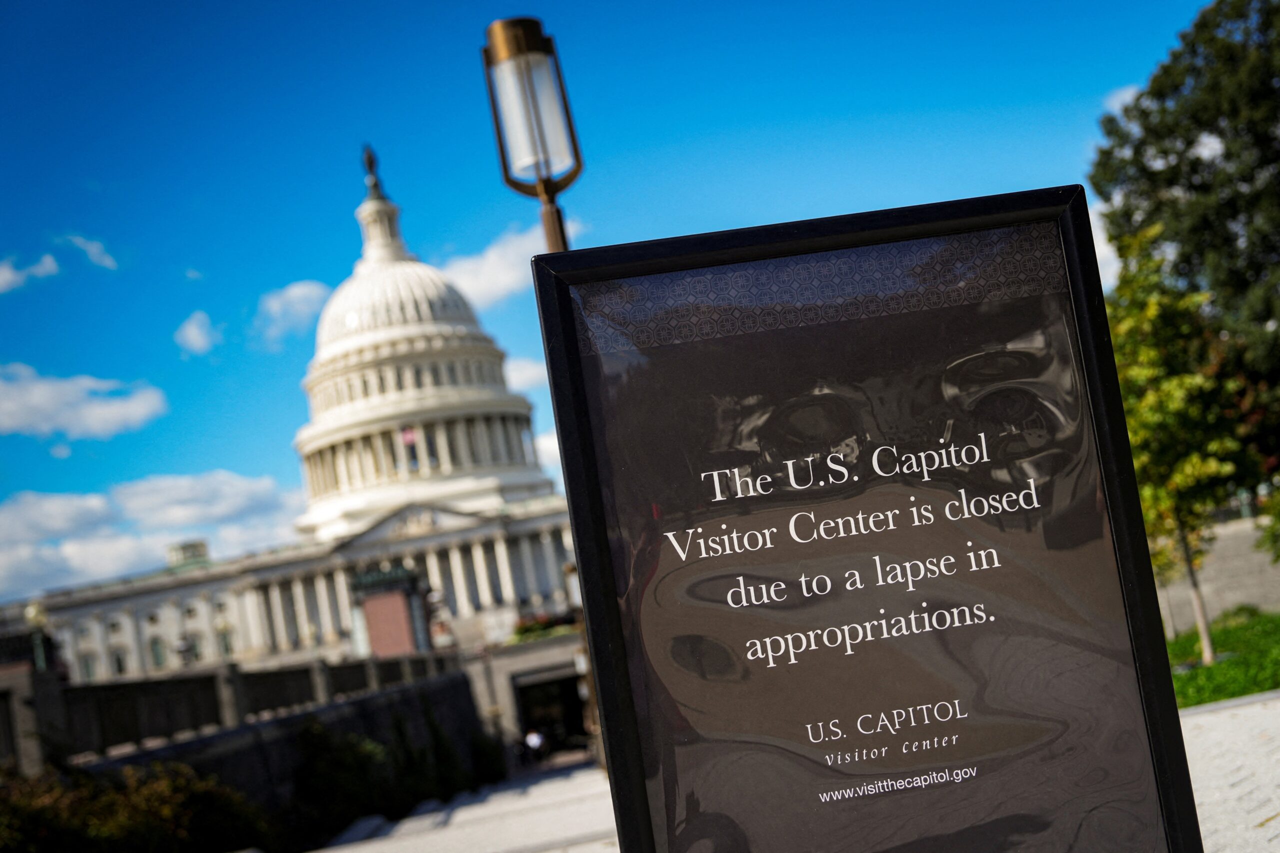 2025-10-24t132824z-1-lynxmpel9n0p0-rtroptp-4-usa-shutdown-economy