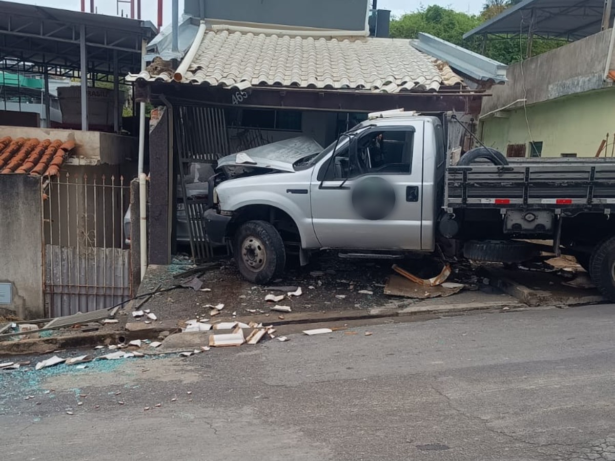 caminhao-desgovernado-atinge-carro-e-casas-apos-ajudante-esbarrar-no-freio-de-mao-em-formiga-31-10-2025