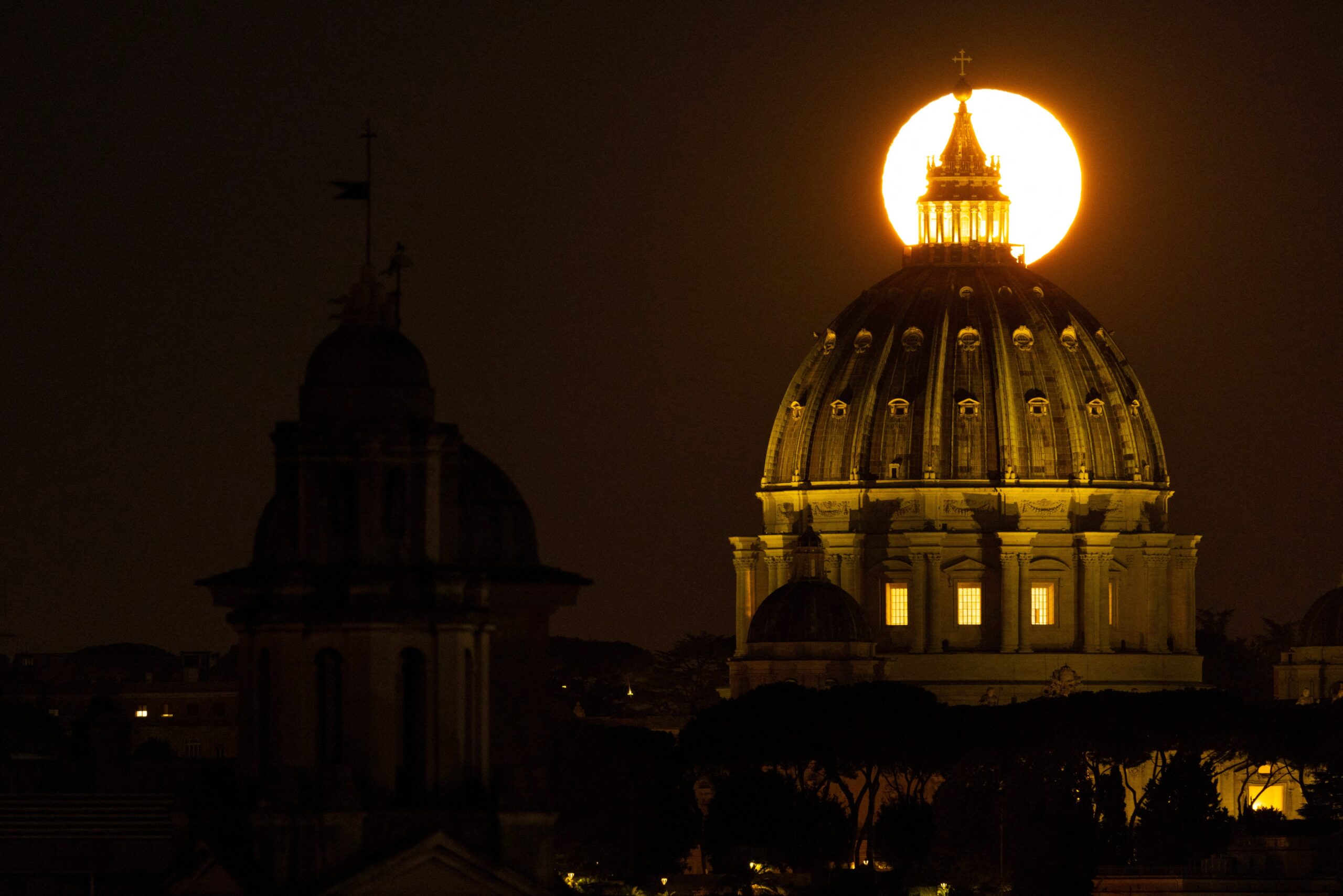 2024-11-15t074504z-1654066331-rc2i5ba4fz6s-rtrmadp-3-italy-moon