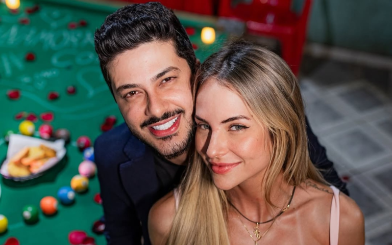 a-mineira-foi-levada-para-um-boteco-raiz-com-petiscos-e-mesa-de-sinuca-decorada-com-rosas-vermelhas