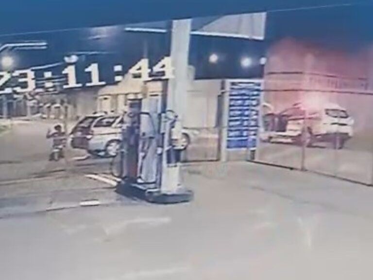 mae-se-ajoelha-em-oracao-enquanto-pms-salvam-bebe-engasgado-com-leite-em-carmo-do-cajuru-05-11-2025