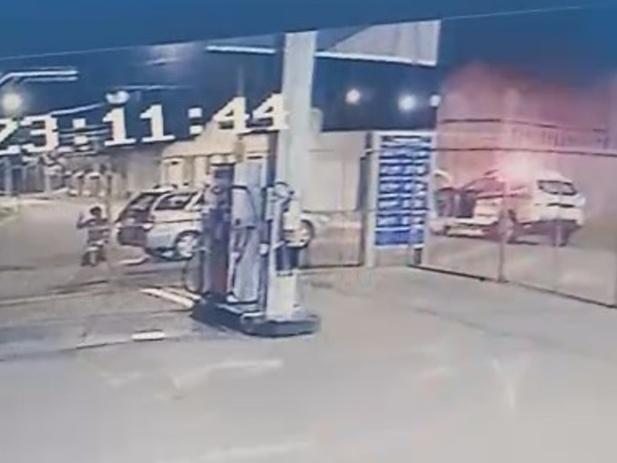 mae-se-ajoelha-em-oracao-enquanto-pms-salvam-bebe-engasgado-com-leite-em-carmo-do-cajuru-05-11-2025