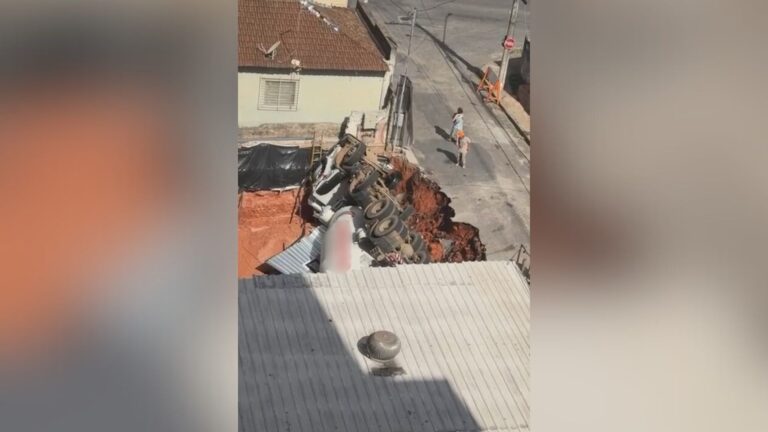 caminhao-de-concreto-cai-em-buraco-de-obra-apos-solo-ceder-em-divinopolis-05-12-2025