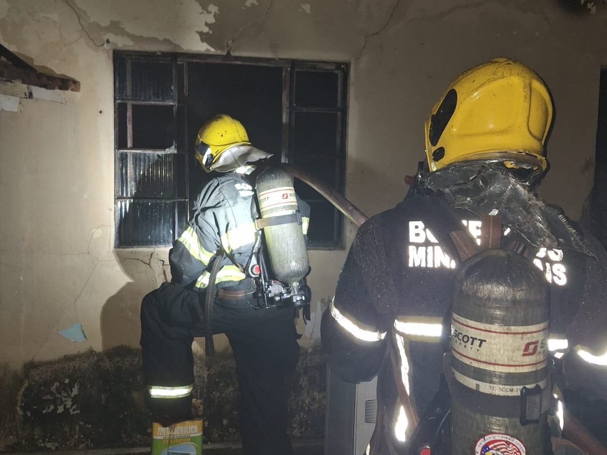 incendio-em-casa-mata-uma-pessoa-no-bairro-ipiranga-em-divinopolis-01-01-2026